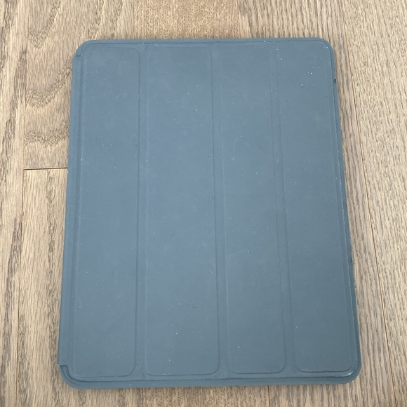 Apple iPad 2 - 16gb with Case and charge outlet - Picture 5 of 7